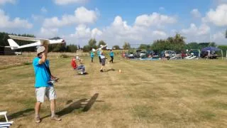 Zweefvliegtuigen klaar op het gras