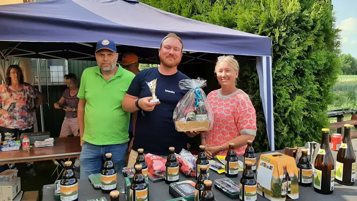 De prijsuitreiking onder de tent, met de bekers van de stad Dendermonde