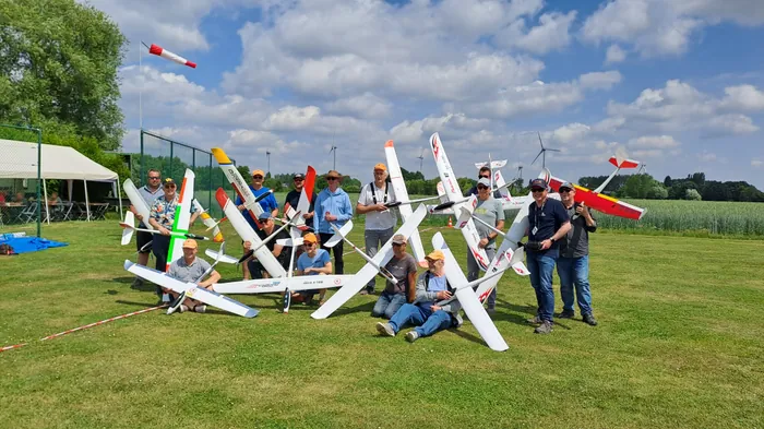 Zweefvliegtuigen verzameld op het gras tijdens de Triple Five