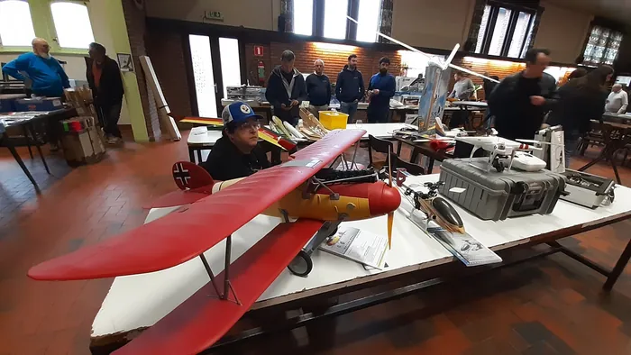 Tafel met helikopters en onderdelen