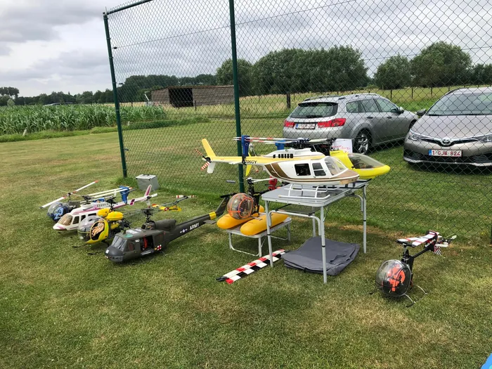 Modelvliegtuigen op de grasbaan, publiek op de achtergrond