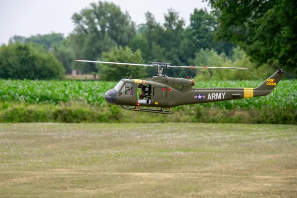 Twee legerhelikopters naast elkaar op de grasbaan