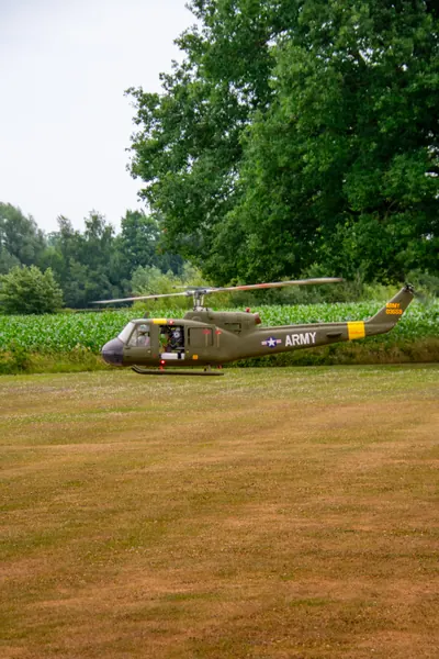 Modelhelikopter in legerkleuren op de gemaaide strip