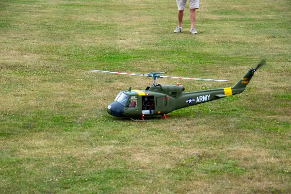 Legerhelikopter zweeft laag boven de baan