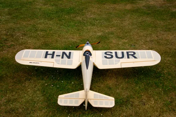 Modelvliegtuig met H-N SUR-belettering op het veld