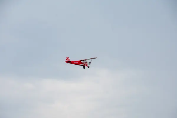 Rood modelvliegtuig in een duik