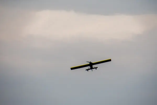 Modelvliegtuig van onderen tijdens een overvlucht