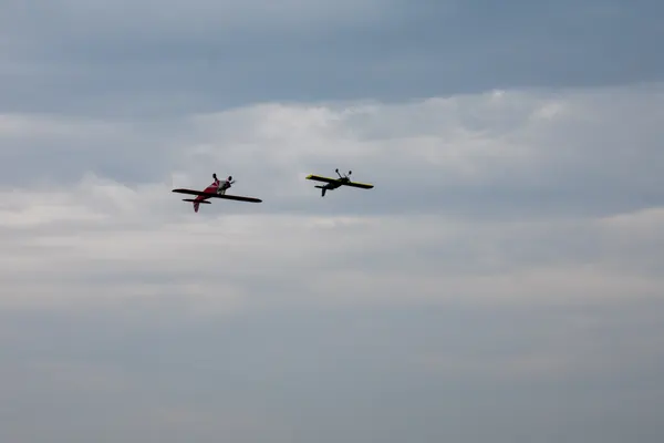 Formatie modelvliegtuigen boven het terrein